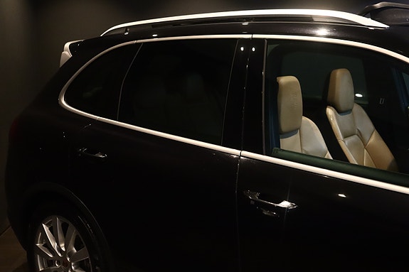 Porsche Cayenne 3 of 30