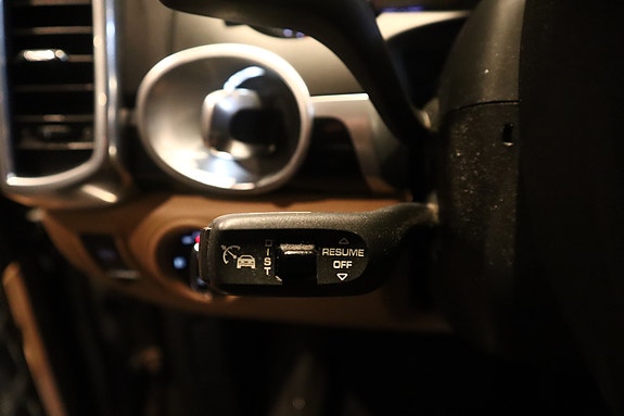 Porsche Cayenne 24 of 30