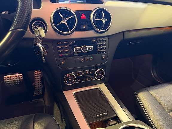 Mercedes-Benz GLK220 30 of 30
