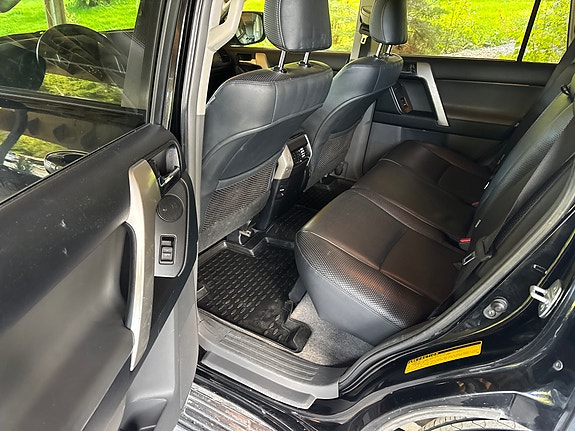 Toyota Land Cruiser 6 of 12