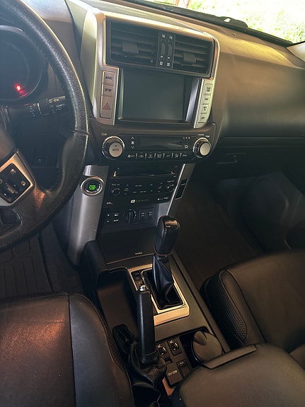 Toyota Land Cruiser 3 of 12
