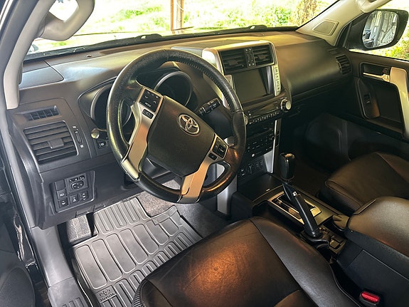 Toyota Land Cruiser 2 of 12