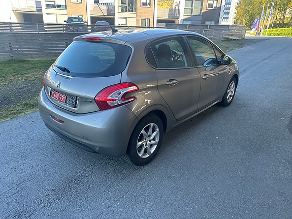 Peugeot 208 8 of 14