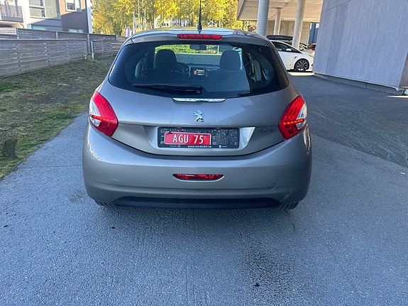 Peugeot 208 7 of 14