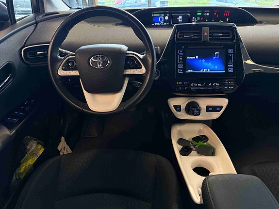 Toyota Prius 26 of 30