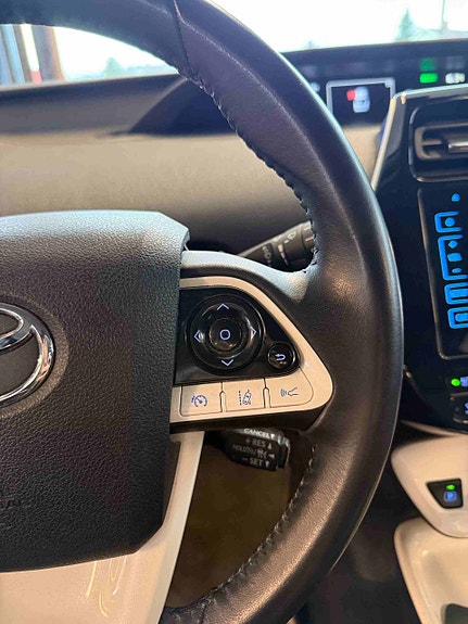 Toyota Prius 8 of 30