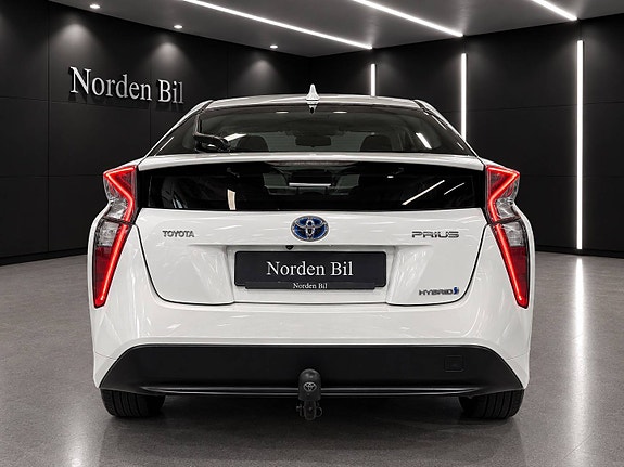Toyota Prius 5 of 30