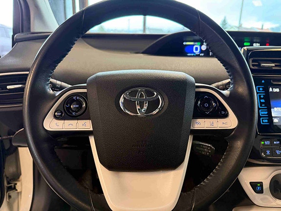 Toyota Prius 10 of 30