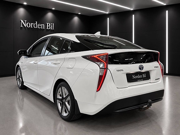 Toyota Prius 4 of 30