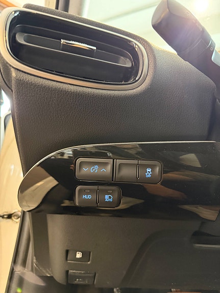 Toyota Prius 13 of 30