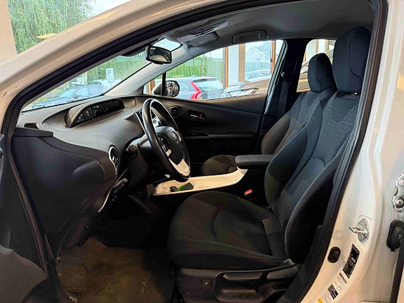 Toyota Prius 7 of 30