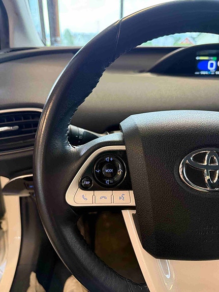 Toyota Prius 9 of 30