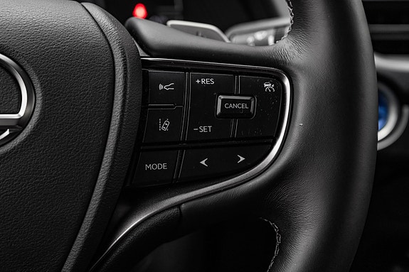 Lexus UX300e 16 of 29