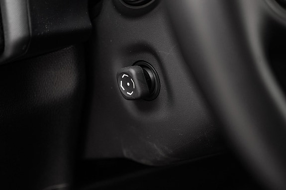 Lexus UX300e 18 of 29
