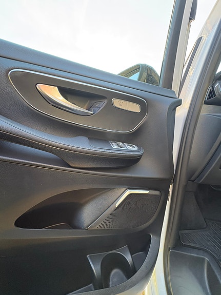 Mercedes-Benz EQV300 14 of 22