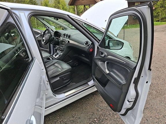 Ford S-MAX 8 of 14