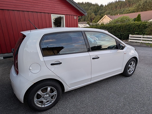Volkswagen UP! 2 of 9