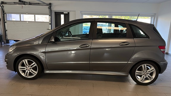 Mercedes-Benz B180 5 of 30