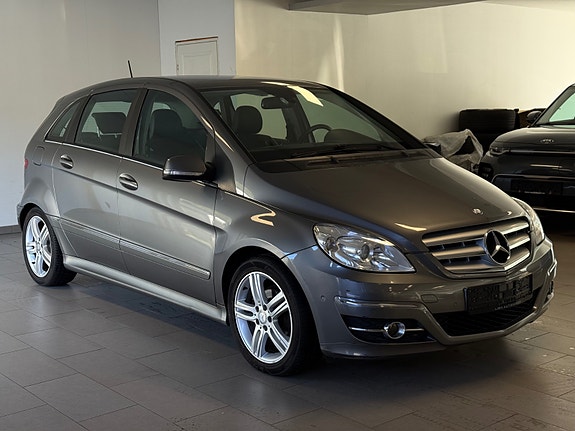 Mercedes-Benz B180 2 of 30