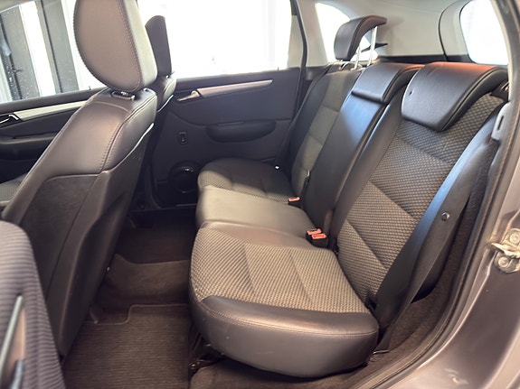 Mercedes-Benz B180 14 of 30