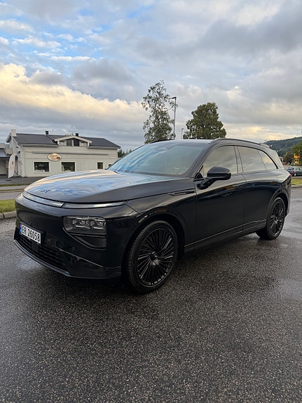 XPeng G9 2 of 30