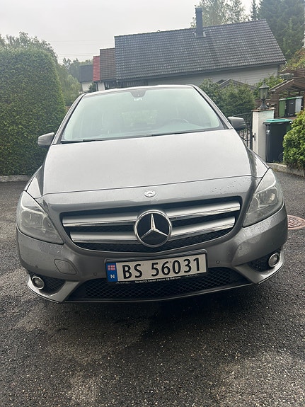 Mercedes-Benz B180 2 of 6
