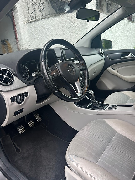 Mercedes-Benz B180 3 of 6