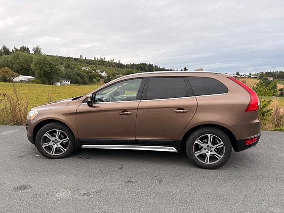 Volvo XC60 2 of 7