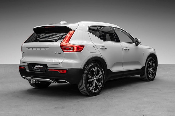 Volvo XC40 2 of 28