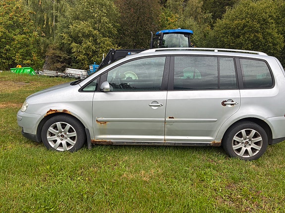 Volkswagen Touran 2 of 13
