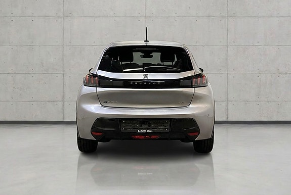 Peugeot e-208 3 of 23