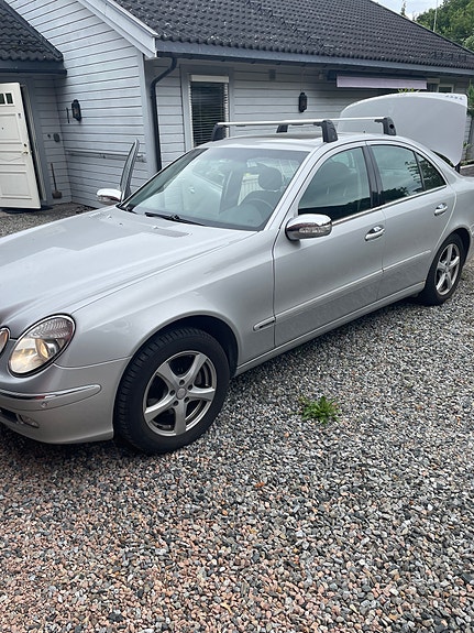 Mercedes-Benz E220 2 of 18