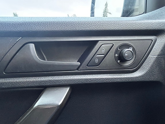 Volkswagen Caddy Maxi 12 of 26