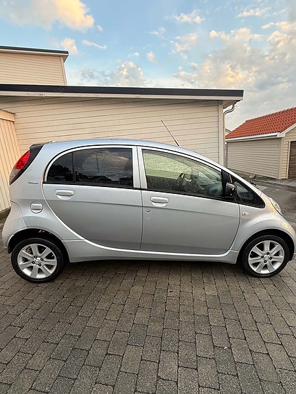 Peugeot iOn 2 of 15