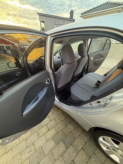Peugeot iOn 9 of 15