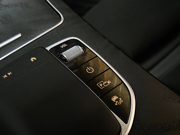 Mercedes-Benz GLC300 e 21 of 30