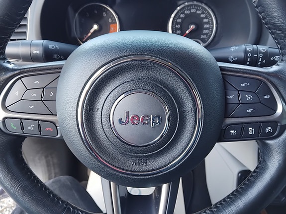 Jeep Renegade 16 of 30