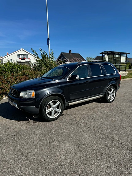 Volvo XC90 2 of 8