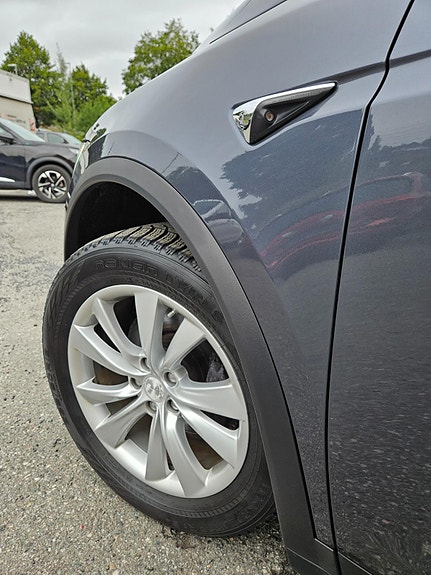 Tesla Model X 15 of 30