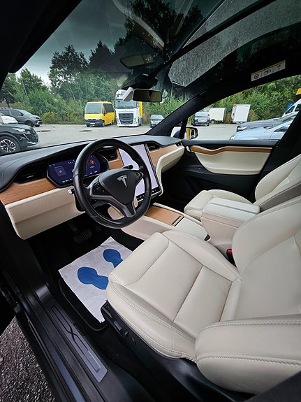 Tesla Model X 24 of 30