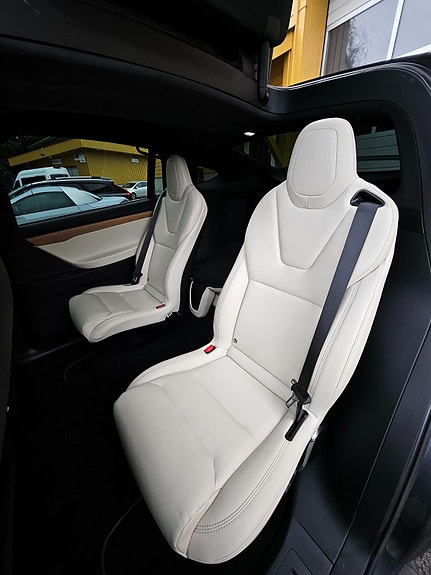 Tesla Model X 21 of 30