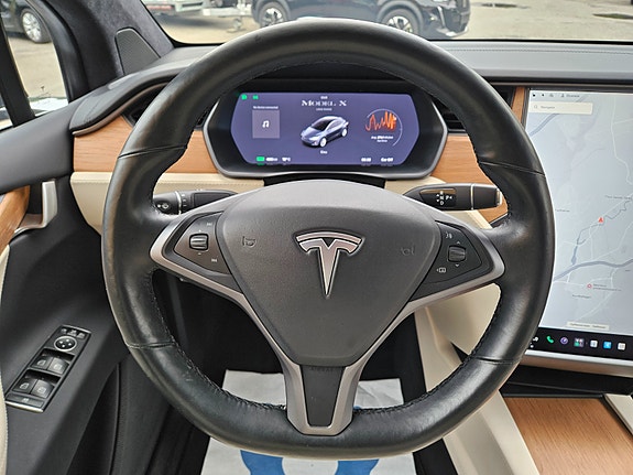 Tesla Model X 27 of 30