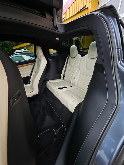 Tesla Model X 22 of 30
