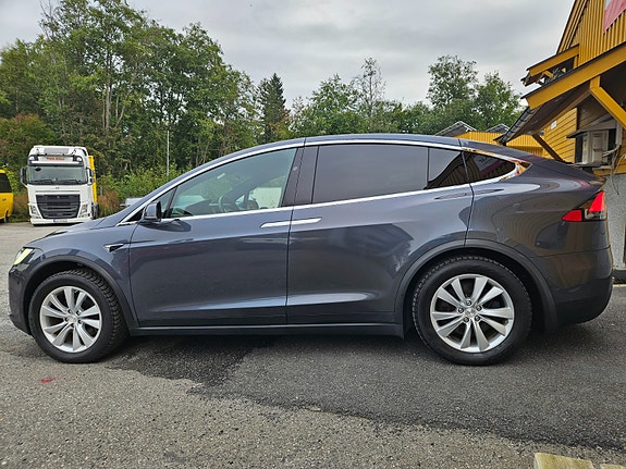Tesla Model X 14 of 30