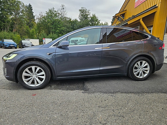 Tesla Model X 16 of 30