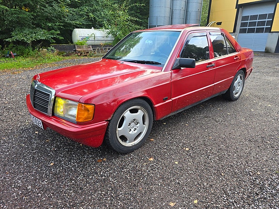 Mercedes-Benz 190 2 of 21