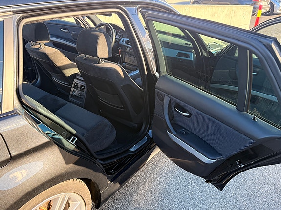 BMW 320d 30 of 30