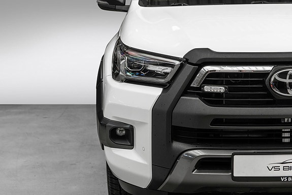 Toyota HiLux 2 of 26