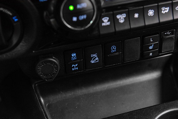 Toyota HiLux 14 of 26