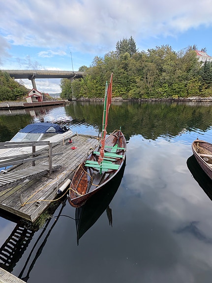 Flott Oselvar med seil og årer til salgs 2 of 2